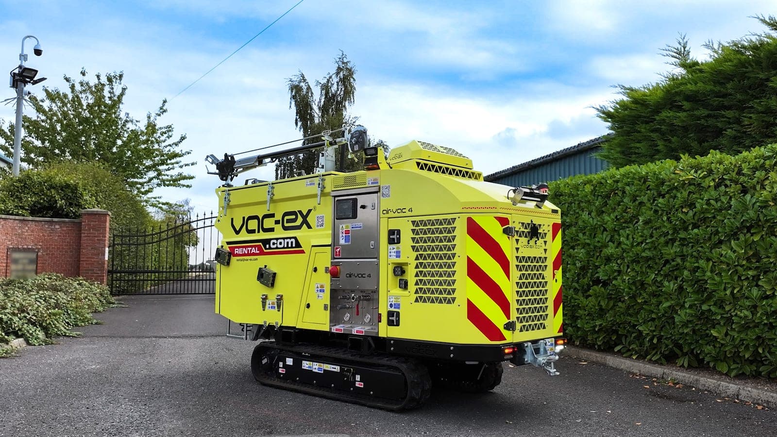 Machinist legt met een VAC-EX grondzuiger zorgvuldig boomwortels bloot